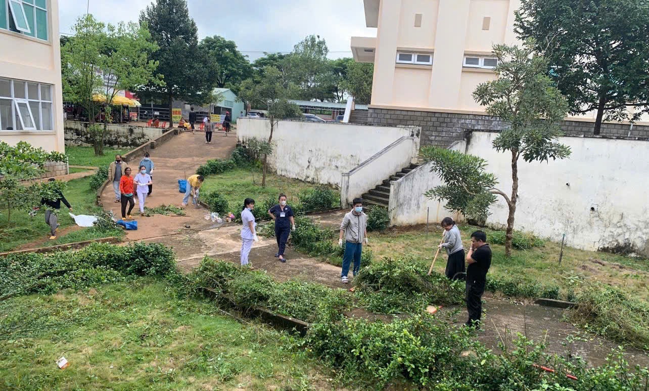 Nhân viên y tế Bệnh viện Nhi tỉnh Gia Lai ra quân dọn dẹp và vệ sinh khuôn viên bệnh viện.
