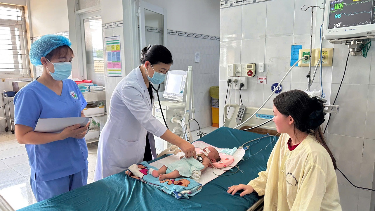 Bác sĩ thăm khám cho bệnh nhi tại Khoa Hồi sức tích cực chống độc - Bệnh viện Nhi Gia Lai