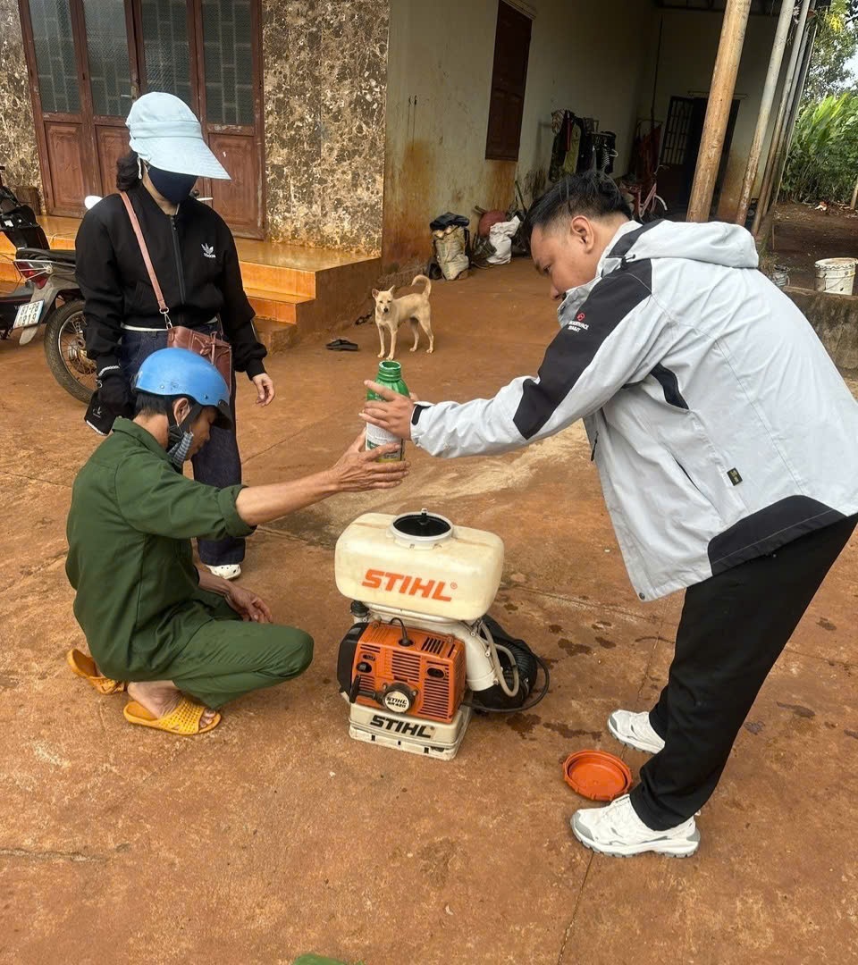 Cán bộ Trung tâm Kiểm soát bệnh tật tỉnh chuẩn bị hoá chất xử lý ổ dịch sốt xuất huyết tại xã Ia Nan.
