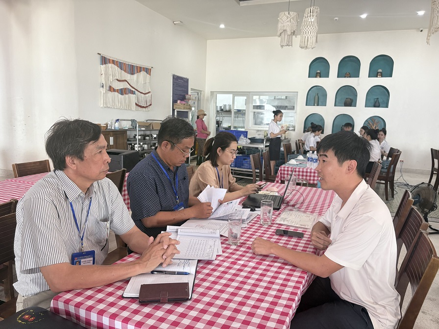 Quang cảnh buổi kiểm tra chuyên ngành an toàn thực phẩm tại Công ty TNHH Thương mại và Dịch vụ Hoàng Thao Quy Nhơn (Ảnh: Thu Phương)