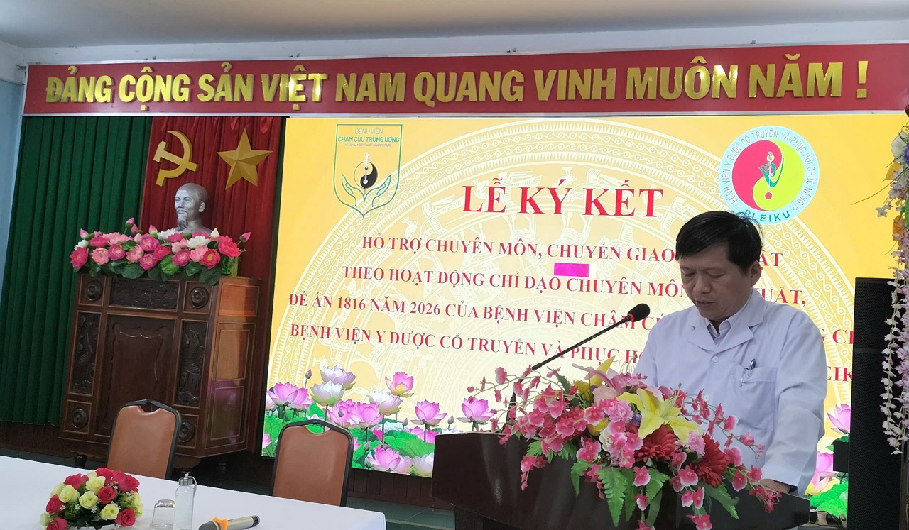 Ông Trần Quang Chỉ - Giám đốc Bệnh viện Y dược cổ truyền và Phục hồi chức năng Pleiku phát biểu tại buổi lễ ký kết.