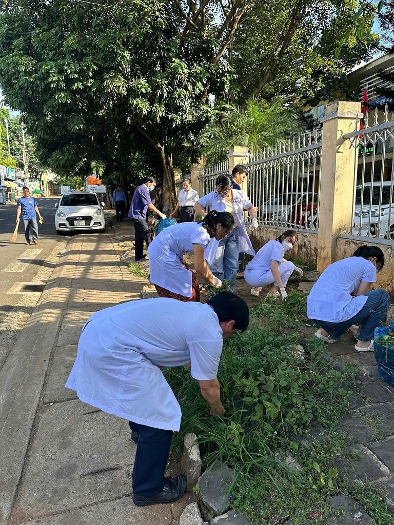 Viên chức và người lao động Trung tâm Y tế Pleiku ra quân dọn dẹp, vệ sinh khuôn viên tại đơn vị.