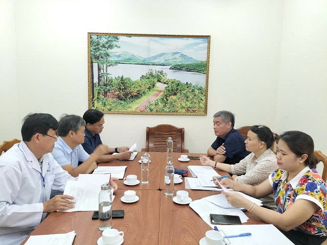 Đoàn công tác làm việc tại Trung tâm Y tế Pleik
