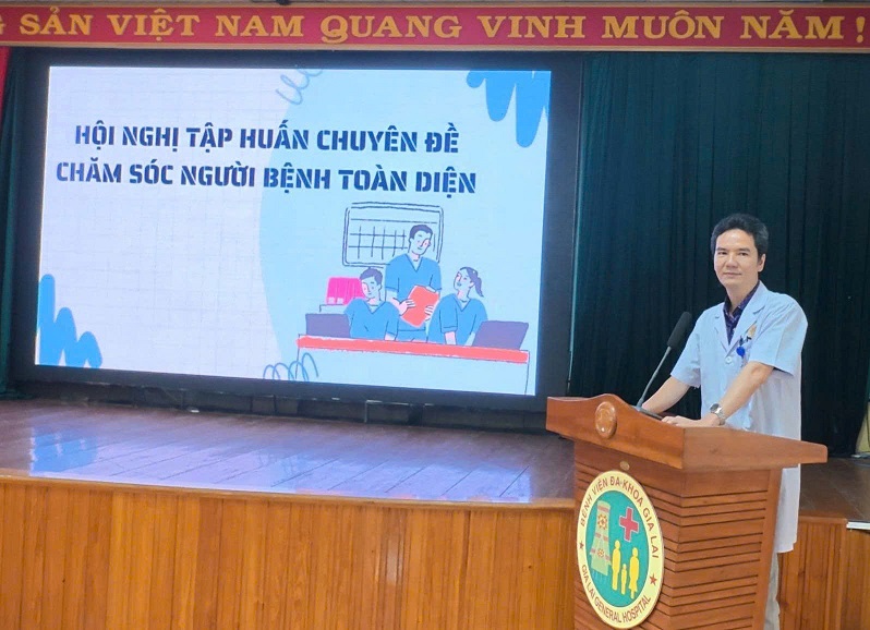 Ông Nguyễn Thành Công - Phó Giám đốc, Chủ tịch Hội đồng chuyên môn, Chủ tịch Hội đồng Điều dưỡng Bệnh viện phát biểu tại Hội nghị.