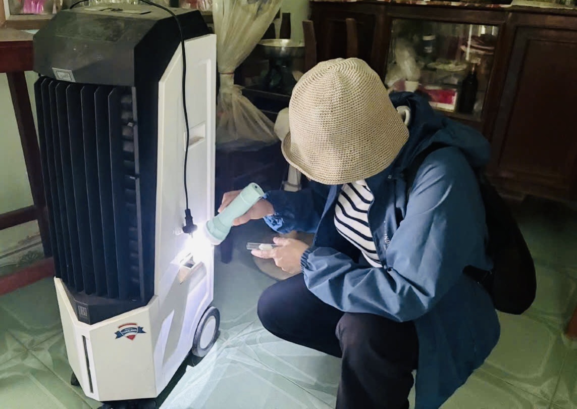 Đoàn Công tác của Trung tâm Kiểm soát bệnh tật tỉnh Gia Lai khảo sát thực địa tại hộ dân thuộc xóm Đông, thôn Tân Đức, phường An Nhơn, tỉnh Gia Lai (Ảnh: Thu Phương).