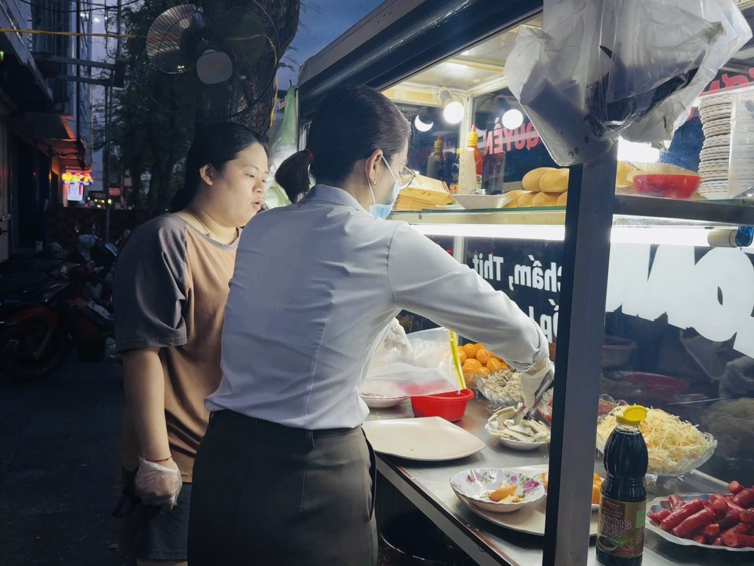 Đại diện Chi cục An toàn vệ sinh thực phẩm lấy mẫu kiểm tra tại cơ sở kinh doanh bánh mì (Ảnh: Bích Thảo).