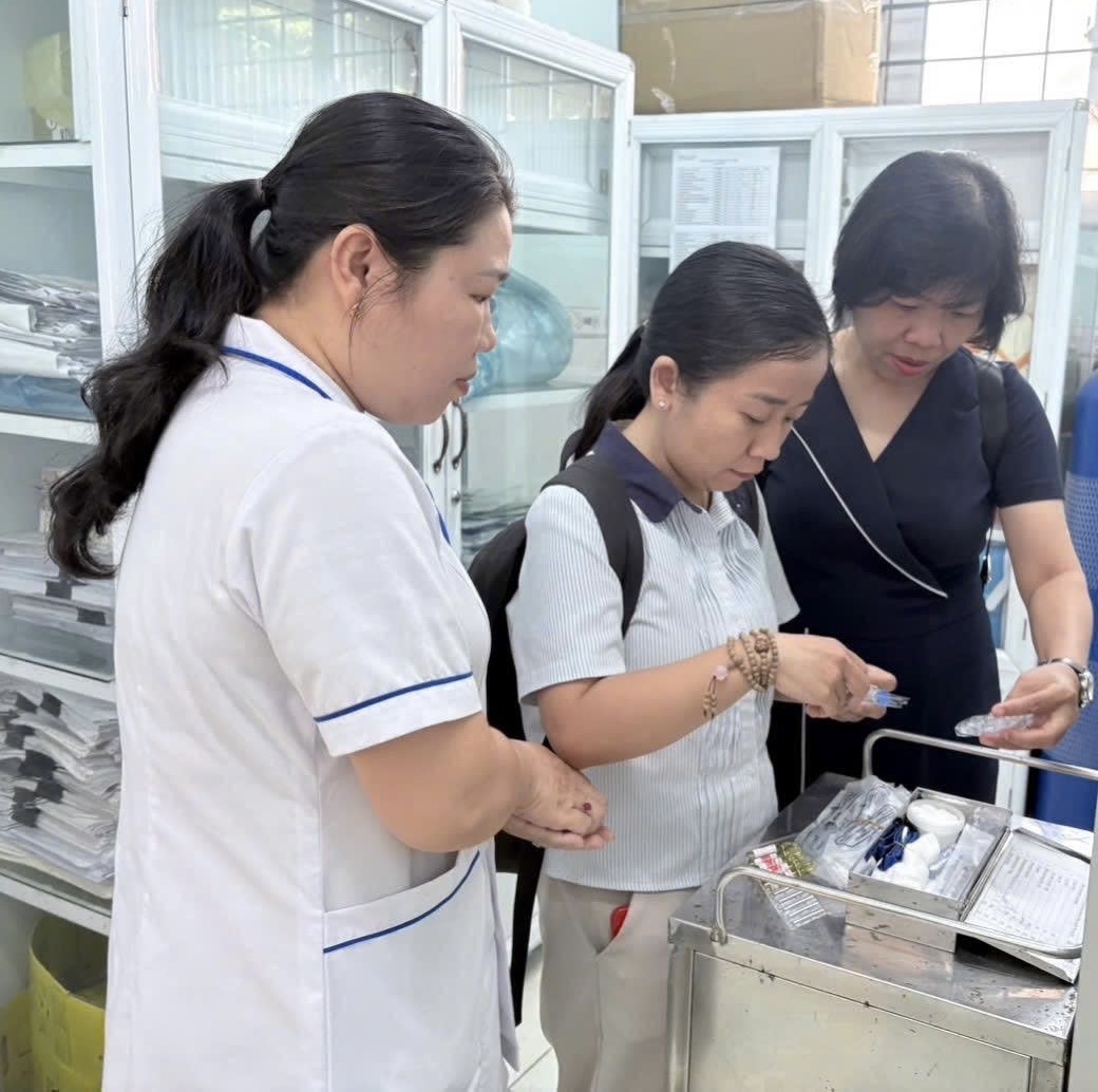 Đoàn công tác Trung tâm Kiểm soát bệnh tật tỉnh Gia Lai giám sát hoạt động tiêm chủng tại Trạm Y tế phường Quy Nhơn Nam (Ảnh: Thu Phương)