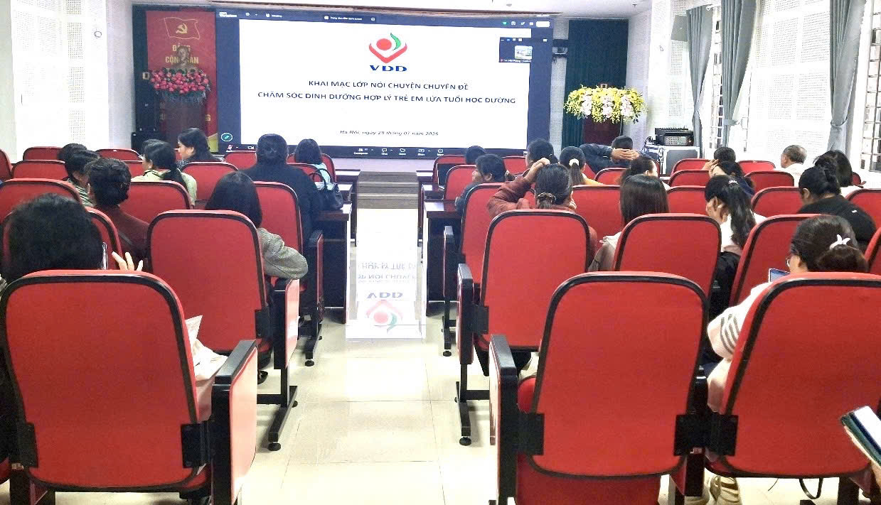 Toàn cảnh lớp chuyên đề về chăm sóc dinh dưỡng trẻ em lứa tuổi học đường tại điểm cầu Trung tâm Kiểm soát bệnh tật cơ sở 2. (Ảnh: Lê Hương)