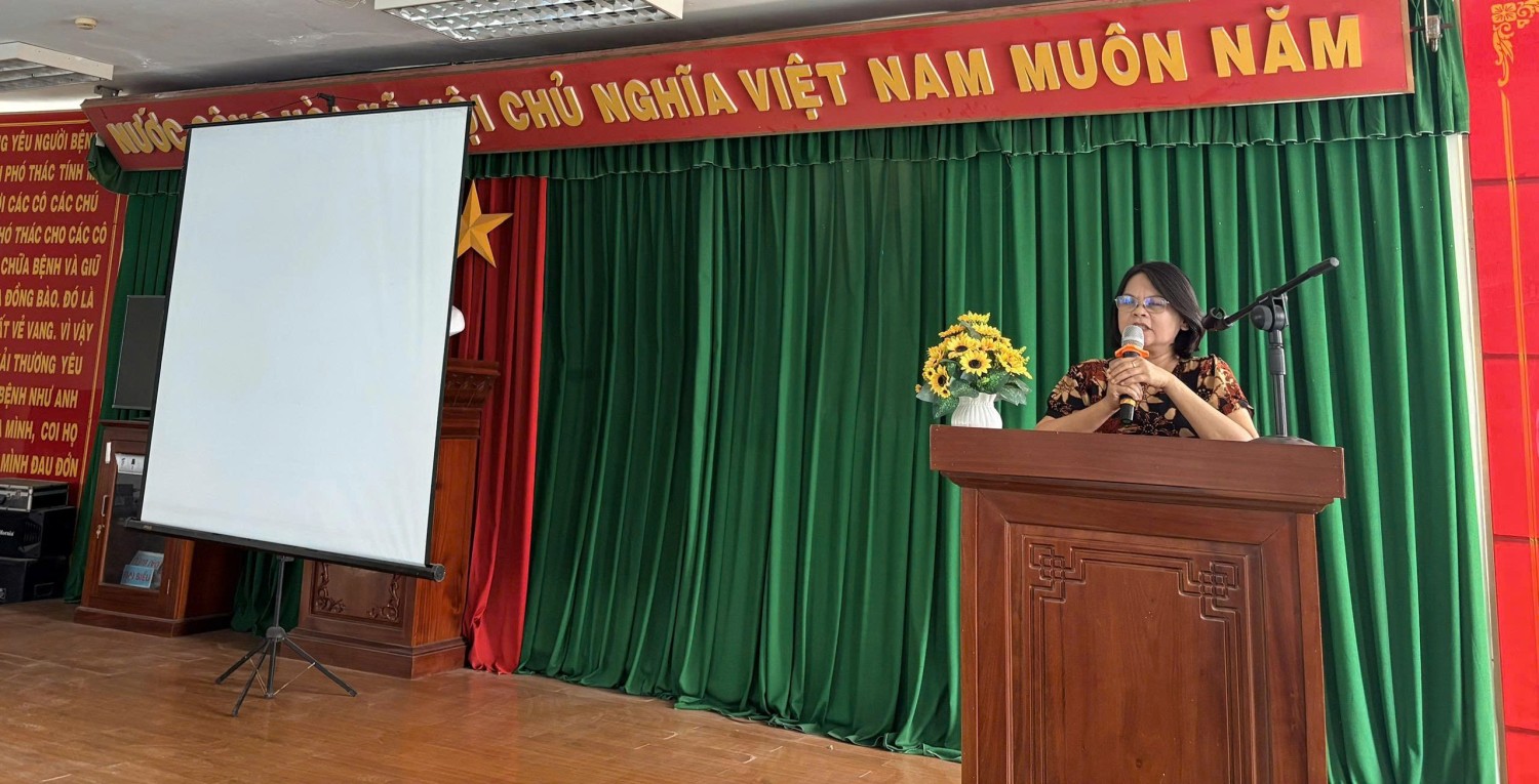BSCKII. Ngô Thị Tú Thủy, Phó Trưởng khoa, Khoa Kiểm soát bệnh truyền nhiễm, Viện Vệ sinh Dịch tễ Tây Nguyên phát biểu tại buổi Hội thảo (Ảnh: Thu Phương)