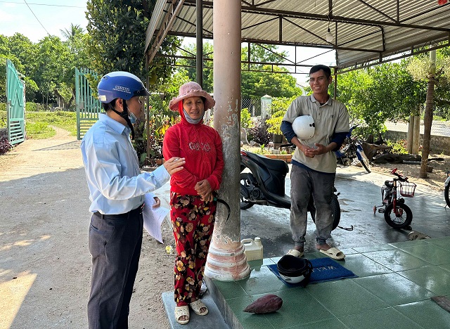 Cán bộ Trạm Y tế xã Phú Túc tuyên truyền các biện pháp phòng, chống sốt xuất huyết cho người dân (ảnh: Thu Loan).
