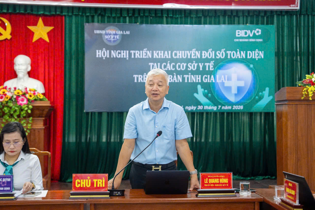 Ông Lê Quang Hùng, Tỉnh ủy viên, Giám đốc Sở Y tế tỉnh Gia Lai và bà Nguyễn Thị Ngọc Quỳnh, Giám đốc BIDV chi nhánh Bình Định đồng chủ trì hội nghị. (Ảnh Bích Thảo)
