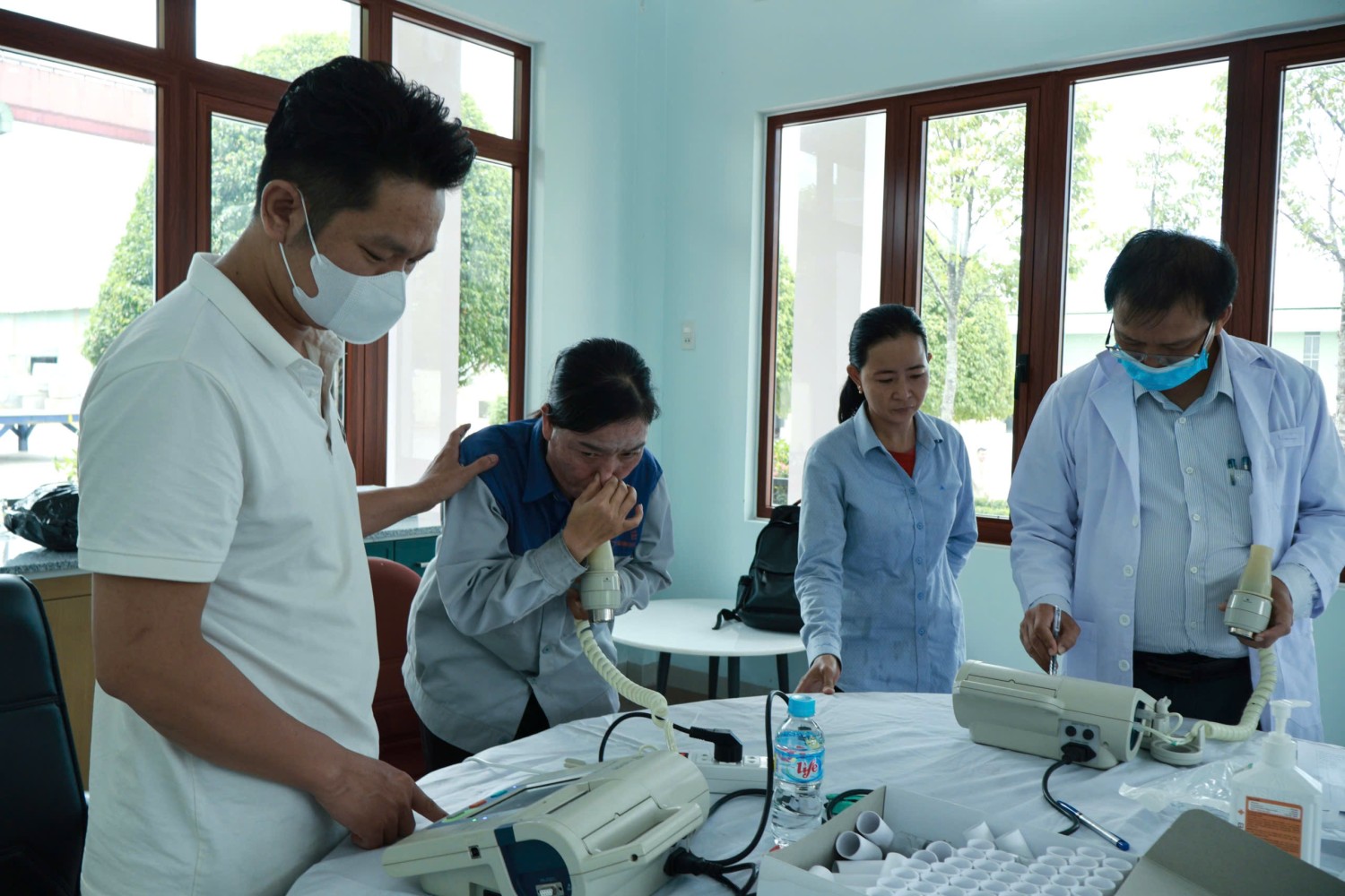 Bác sĩ tiến hành đo chức năng hô hấp cho công nhân nhằm phát hiện sớm các bệnh lý về phổi. (Ảnh: Bích Thảo)