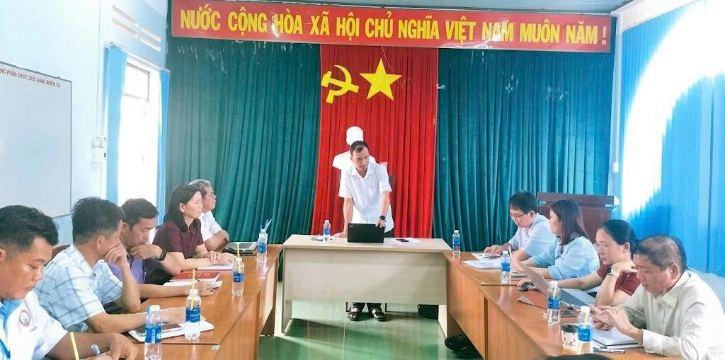 Đoàn công tác của Trung tâm Kiểm soát bệnh tật tỉnh Gia Laitổ chức  giám sát, hỗ trợ chuyên môn kỹ thuật về chăm sóc sức khỏe sinh sản tại xã Ia Khươl do ThS. Bs Đinh Hà Nam - Phó Giám đốc Sở Y tế làm trưởng đoàn