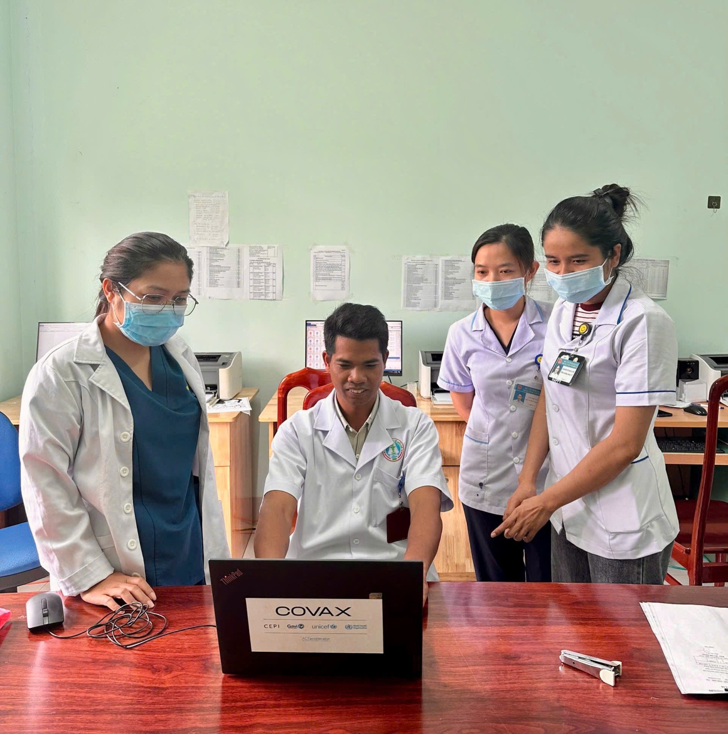 Đoàn công tác thu thập dữ liệu tại Khoa Nội - Nhi - Nhiễm, Trung tâm Y tế Đức Cơ.