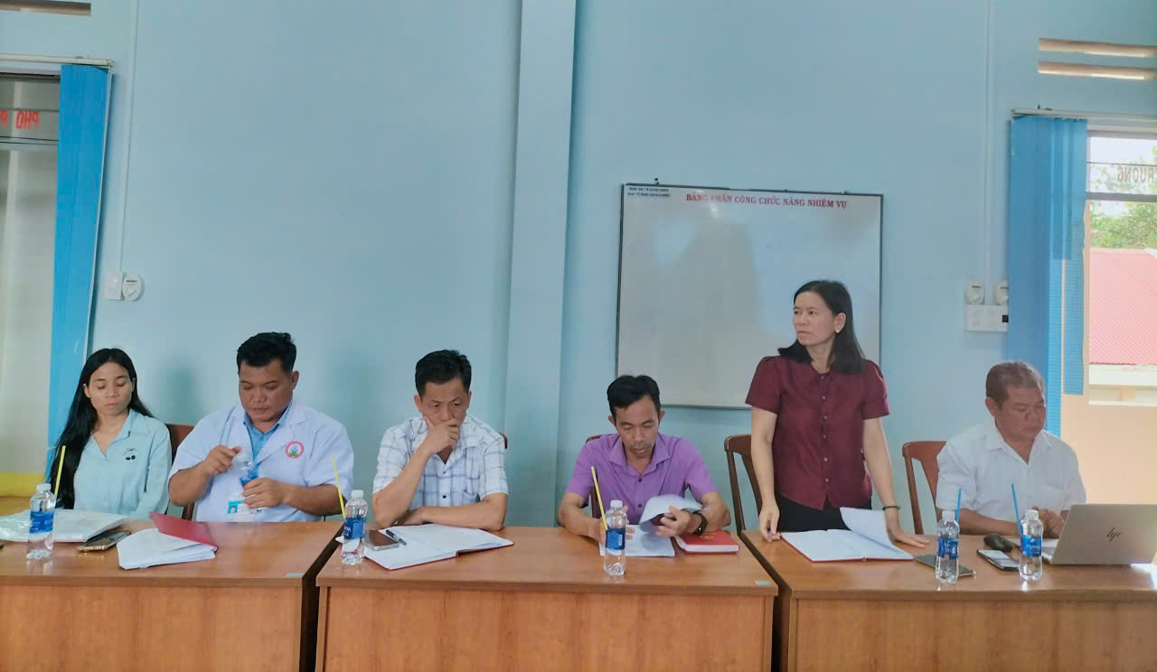 Bà Trần Thị Yến - Phó Chủ tịch UBND xã Ia Khươi phát biểu tại buổi làm việc
