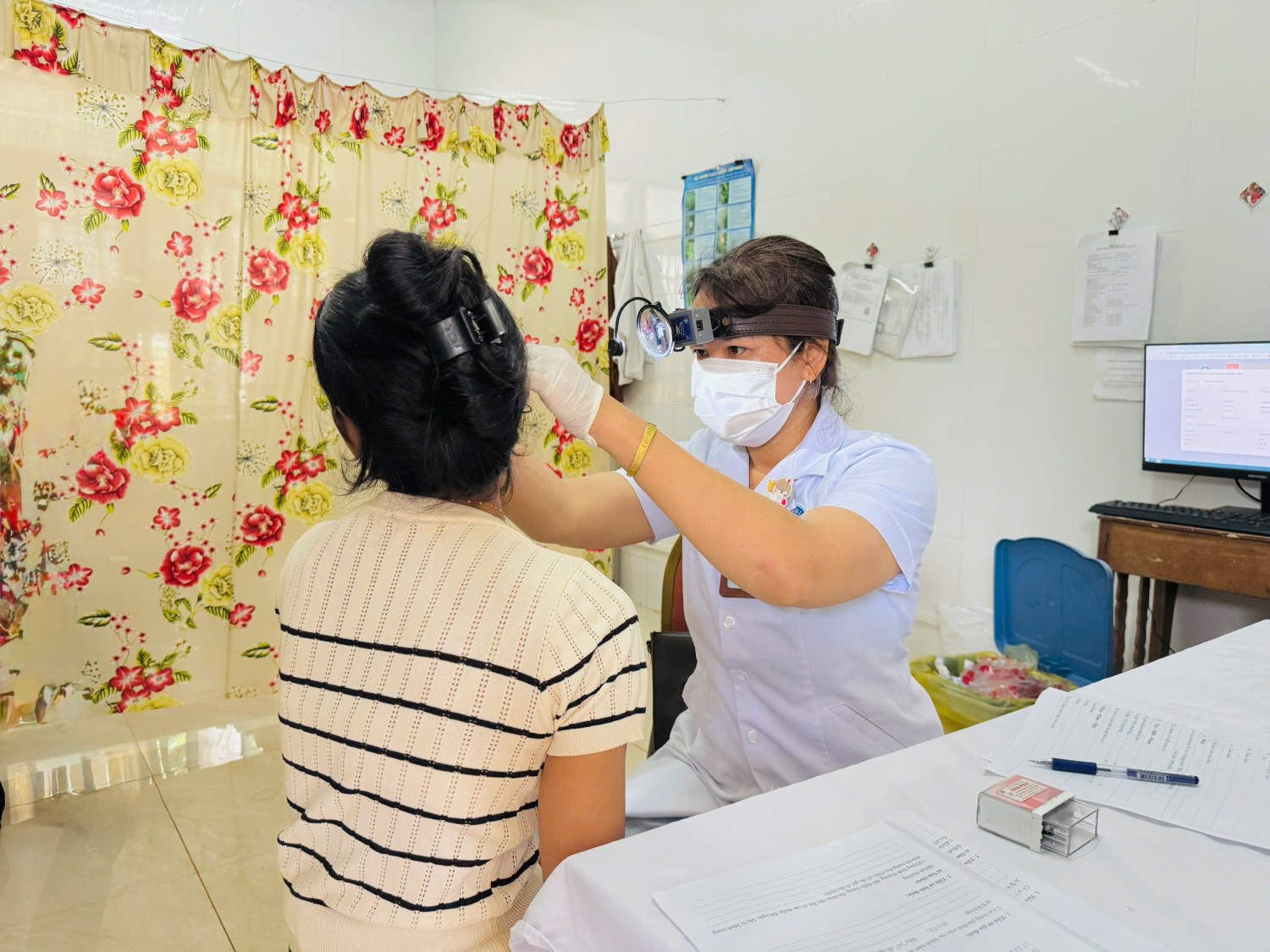 Bác sĩ Trung tâm Y tế Ia Grai khám sức khỏe miễn phí cho người dân xã Ia O.
