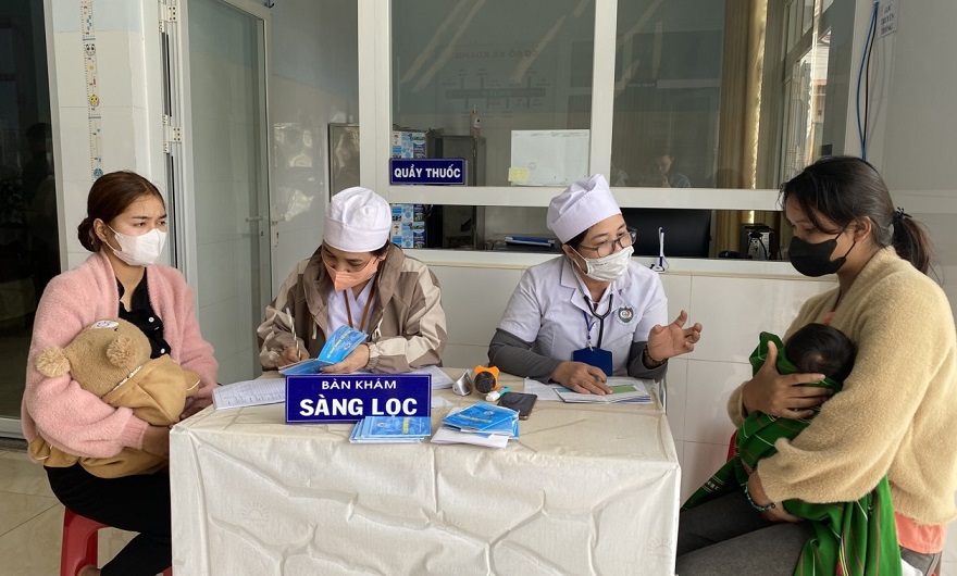 Thực hiện tiêm chủng vắc xin đầy đủ và đúng lịch là biện pháp phòng bệnh quan trọng và hiệu quả nhất. (ảnh: Thu Loan).