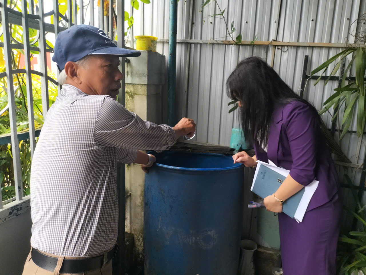 Trung tâm Kiểm soát bệnh tật và chính quyền địa phương kiểm tra lăng quăng, bọ gậy tại Tổ Dân phố 10, phường Diên Hồng.