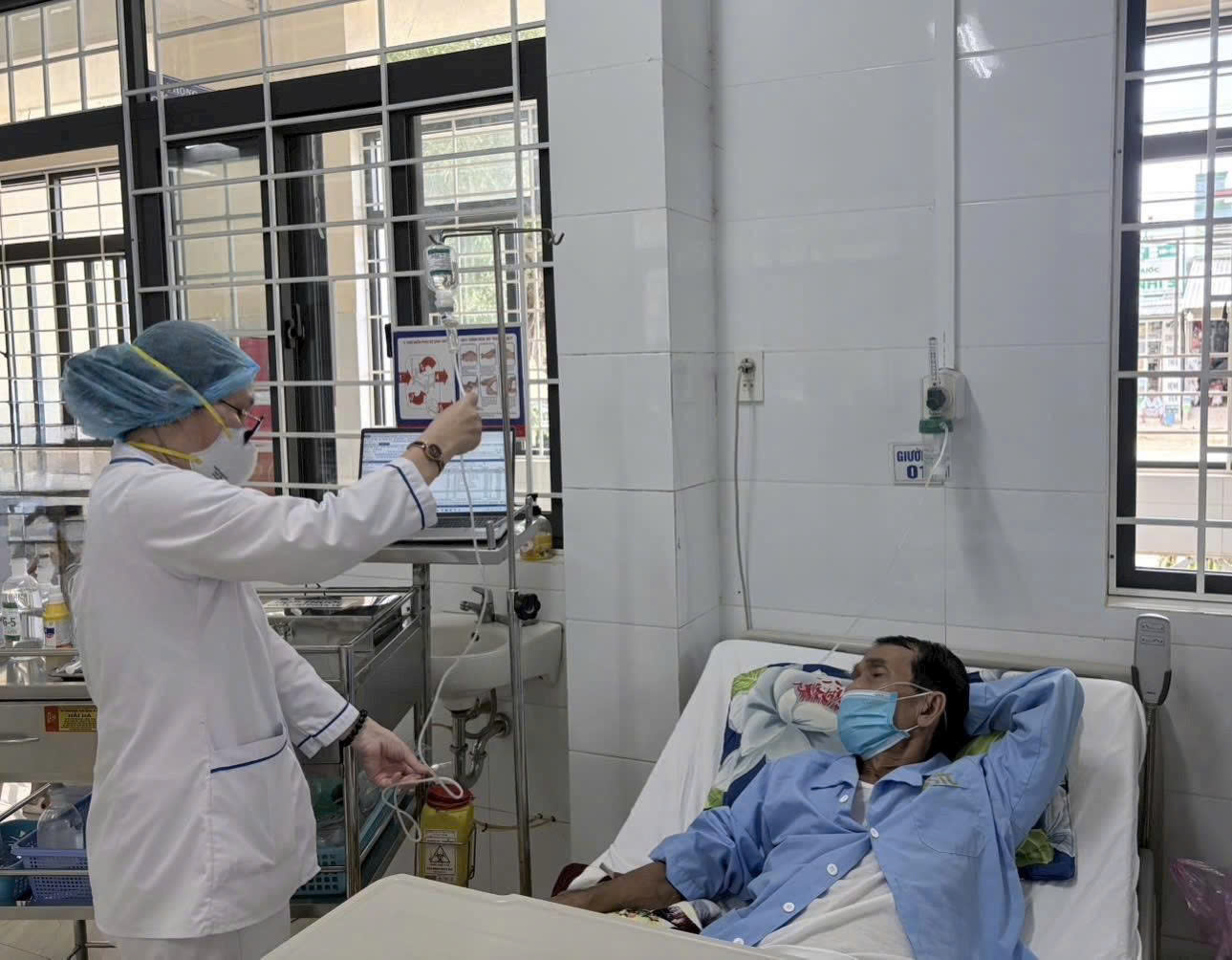 Điều dưỡng tận tình chăm sóc cho người bệnh tại Khoa Khám bệnh-Cấp cứu- Hồi sức tích cực- Chống độc, Bệnh viện Lao và Bệnh phổi Quy Nhơn (Ảnh: Thu Phương)