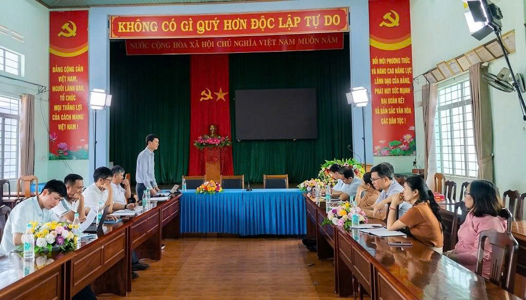Đoàn công tác. kiểm tra, giám sát và hỗ trợ công tác phòng, chống sốt xuất huyết Dengue (SXHD) tại xã Ia Boòng.