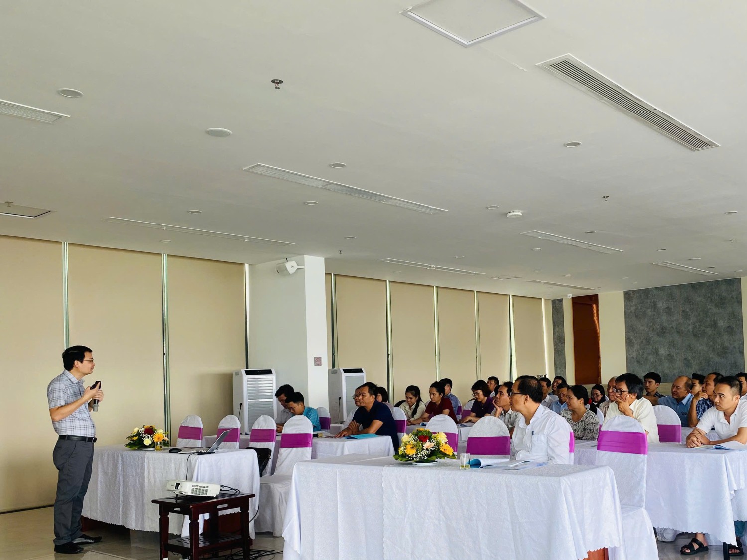 Tham dự chương trình đào tạo có TS.BS Nguyễn Văn Tâm, Phó Viện trưởng Viện Y học biển; về phía Sở Y tế tỉnh Gia Lai, có bà Ksor Hiền, Phó Giám đốc Sở. Thành phần học viên tham gia chương trình gồm các bác sĩ, điều dưỡng đang làm việc tại các khoa cấp cứu,