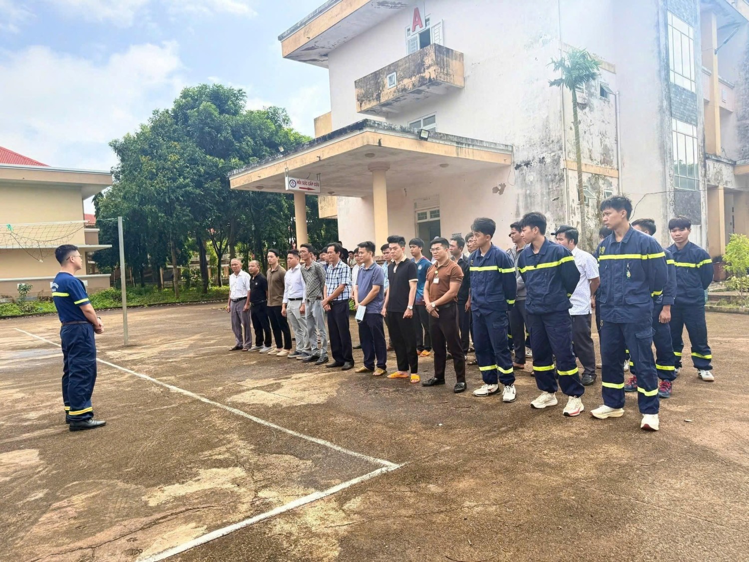 :Cán bộ, viên chức và người lao động Trung tâm Y tế Chư Pưh lắng nghe phổ biến kiến thức PCCC và CNCH.