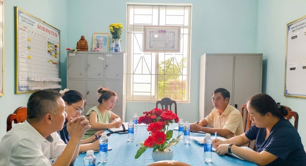 Đoàn công tác Viện Vệ sinh Dịch tễ Tây Nguyên có buổi làm việc tại trạm Y tế xã Al Bá.