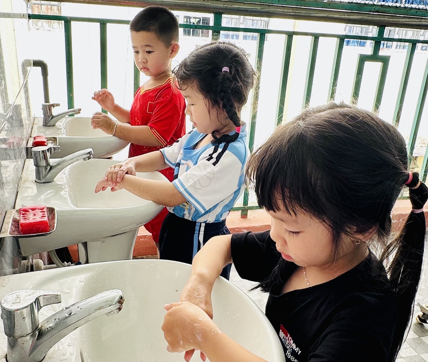 Để phòng bệnh Tay chân miệng, các bậc phụ huynh và cơ sở giáo dục cần tuyên truyền, hướng dẫn cho trẻ thói quen rửa tay thường xuyên với nước sạch và xà phòng trước khi ăn và sau khi đi vệ sinh. (Ảnh: Thu Loan)