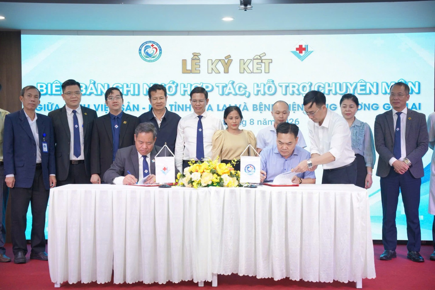 Lãnh đạo hai đơn vị ký kết hợp đồng hỗ trợ chuyên môngiữa Bệnh viện Sản - Nhi tỉnh Gia Lai và Bệnh viện Hùng Vương Gia Lai.