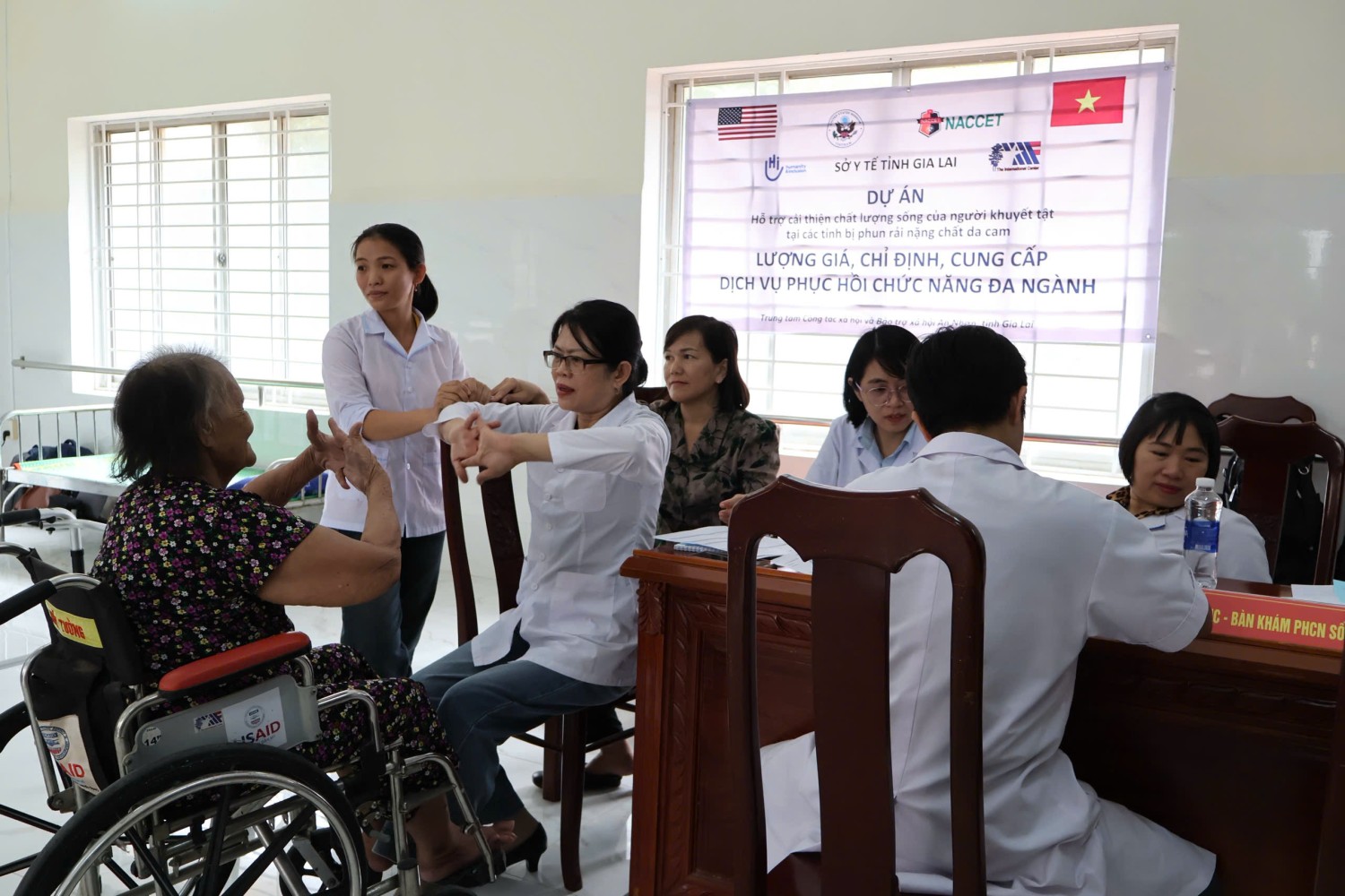 Các bác sĩ và kĩ thuật viên khám và đánh giá nhu cầu chăm sóc và phục hồi chức năng cho người khuyết tật. (Ảnh: Bích Thảo)