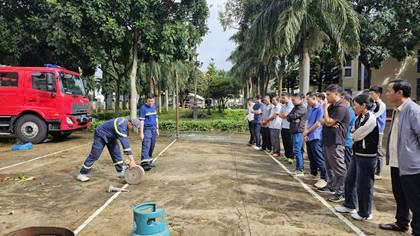 Cán bộ Phòng Cảnh sát PCCC và CNCH hướng dẫn sử dụng thiết bị PCCC cho lực lượng cơ sở tại Trung tâm Y tế Chư Sê