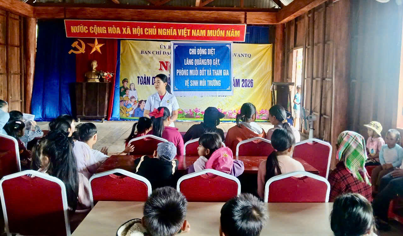 Cán bộ Trạm Y tế xã Ya Hội tuyên truyền phòng, chống SXH cho người dân tại Làng Đăk Hway.