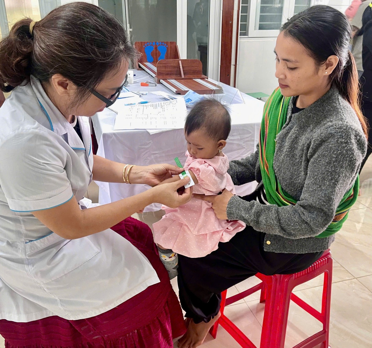 Cán bộ Trạm Y tế phường An Phú khám sức khỏe định kỳ cho trẻ em dưới 6 tuổi trên địa bàn.