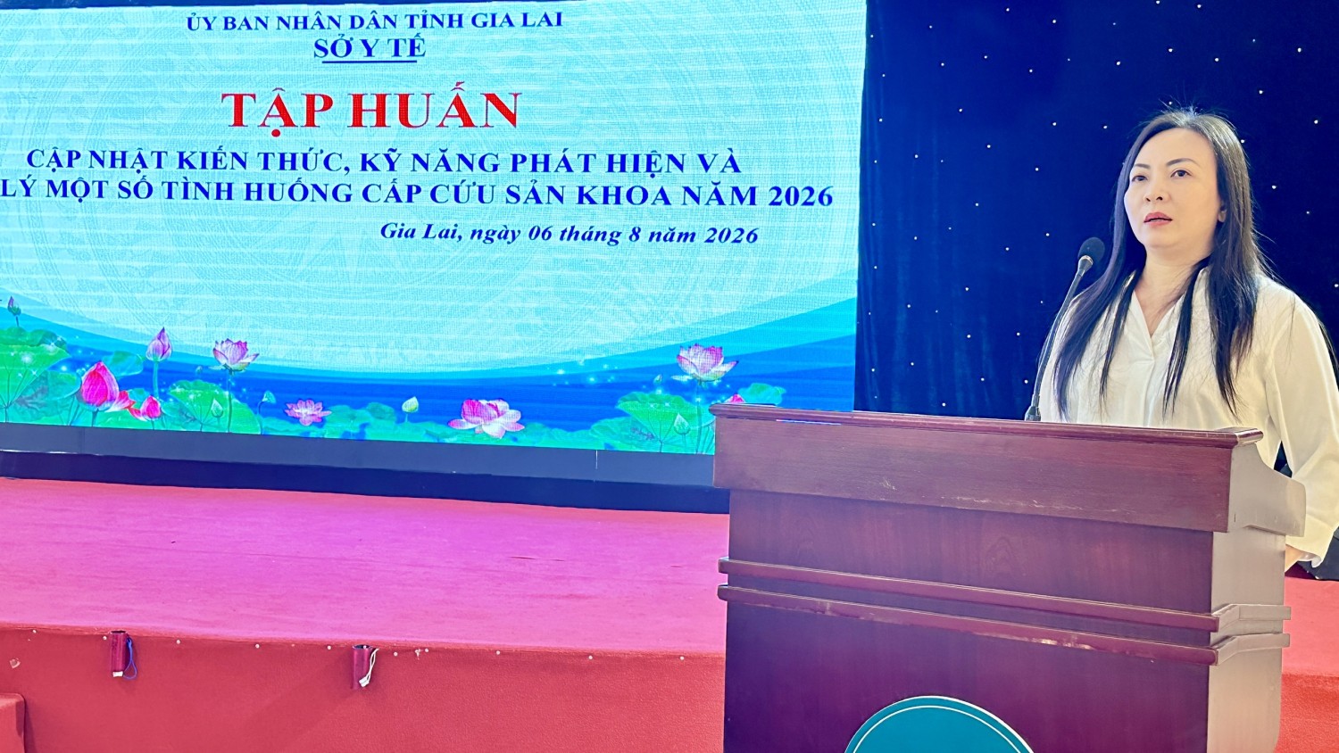 Bà Nguyễn Thị Tuyết Nhung - Phó Giám đốc Sở Y tế Gia Lai phát biểu khai mạc lớp Tập huấn cập nhật kiến thức, kỹ năng phát hiện và xử trí một số tình huống cấp cứu sản khoa năm 2026 (Ảnh: Thu Loan)