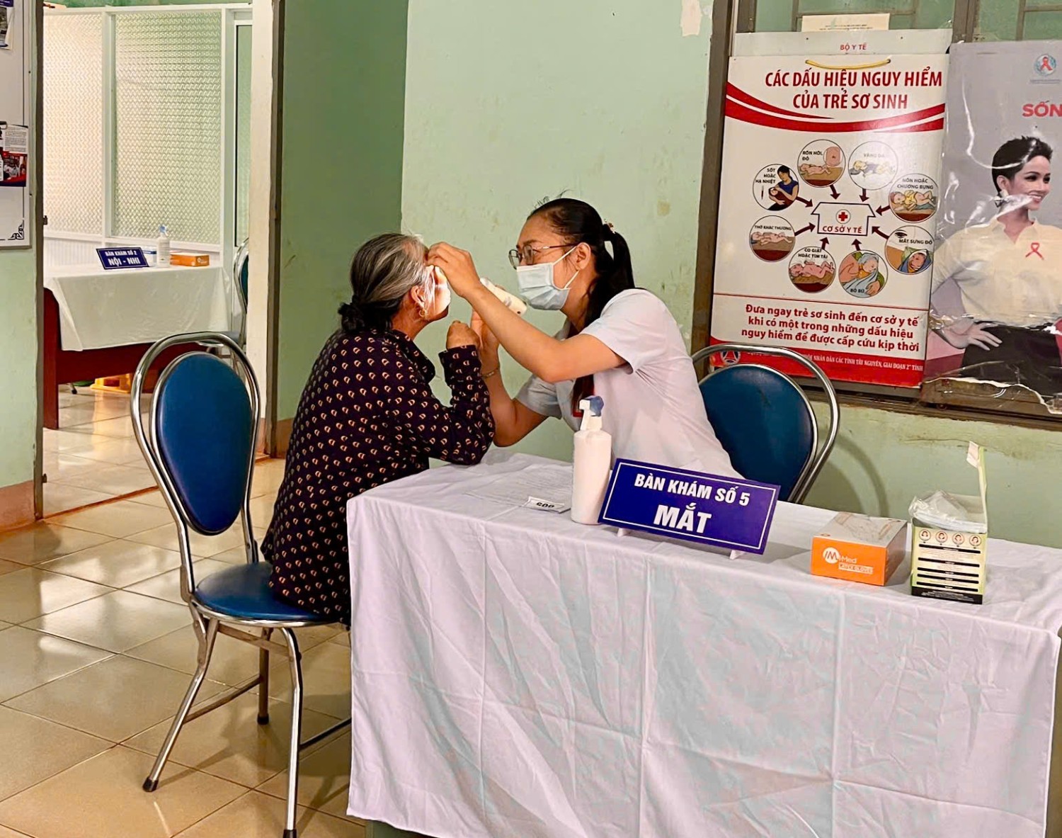 Bác sĩ Trung tâm Y tế Đức Cơ khám sức khỏe miễn phí cho người dân xã Ia Nan.