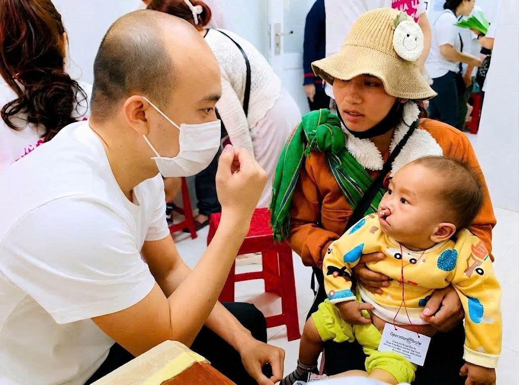 Những trẻ em, qua khám sàng lọc đủ điều kiện phẫu thuật sẽ thực hiện phẫu thuật từ ngày 22-25/8/2026 tại Bênh viện Sản-Nhi Gia Lai.