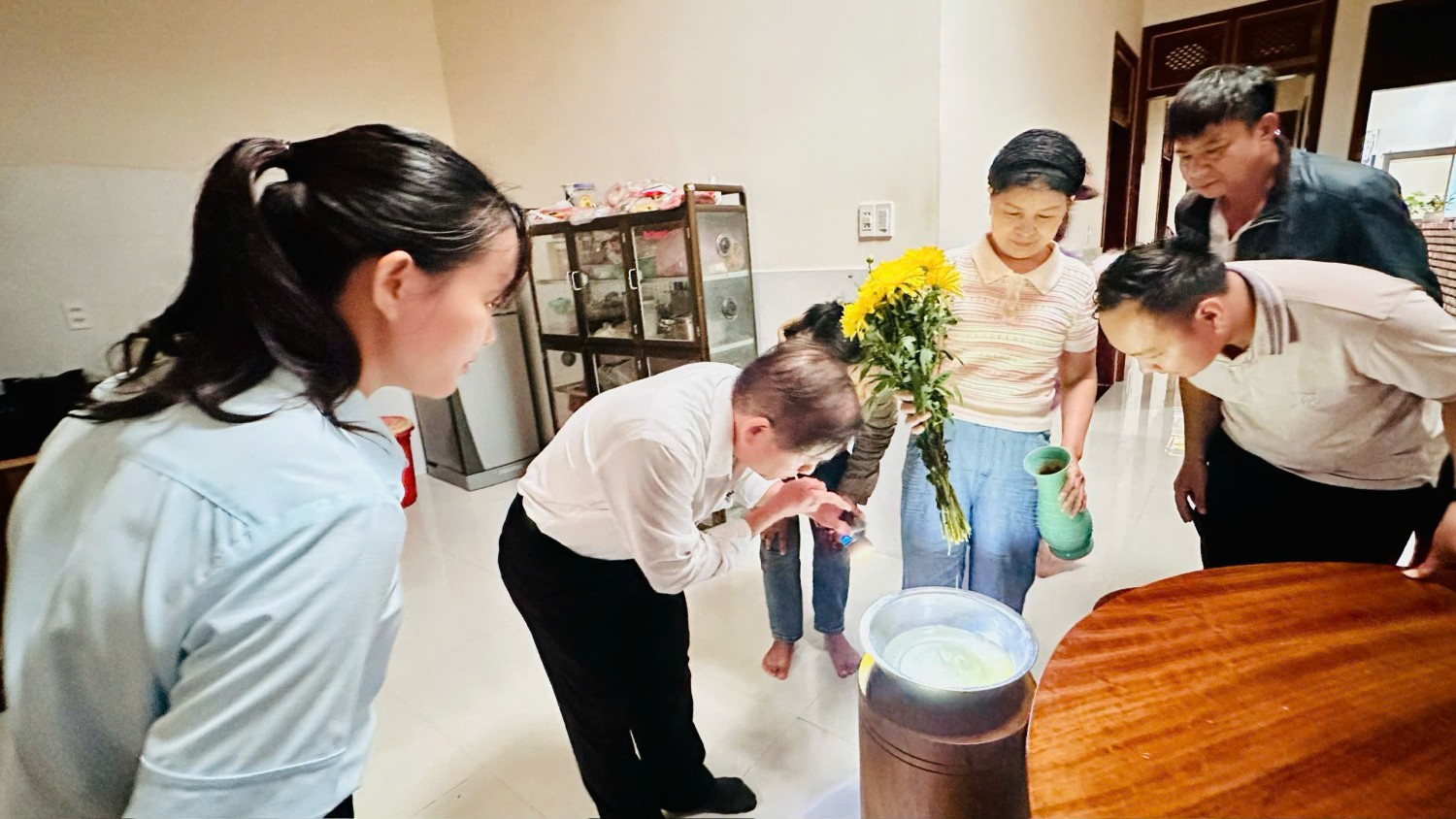 Đoàn công tác kiểm tra thực địa tại hộ gia đình trên địa bàn Thôn Phú Hoà 1, xã Chư Păh(Ảnh: Thu Loan)
