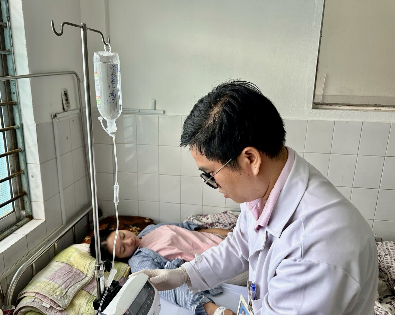 Ngành Y tế khuyến cáo người dân khi có các dấu hiệu nghi ngờ sốt xuất huyết cần đến ngay cơ sở y tế để được khám và điều trị kịp thời. (ảnh: Thu Loan)