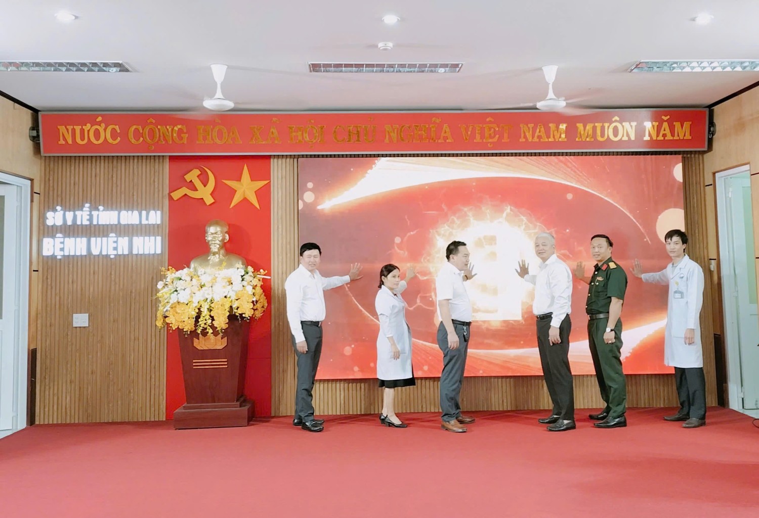 Ngành Y tế Gia Lai thực hiện nghi thức bấm nút cam kết nâng cao chất lượng dịch vụ vì sức khỏe cộng đồng.