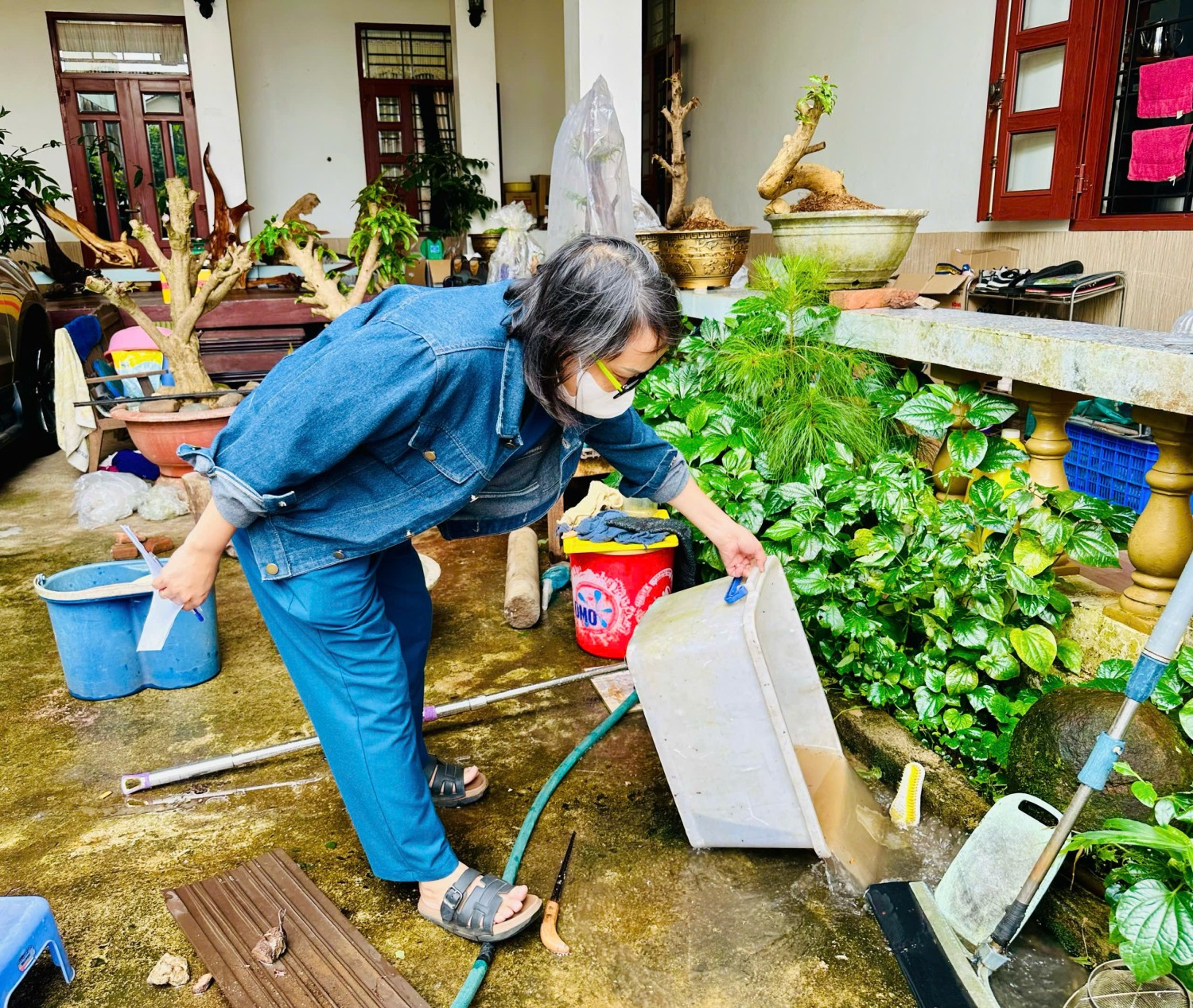 Ngành Y tế khuyến cáo người dân chủ động thực hiện các biện pháp đảm bảo vệ sinh cá nhân, vệ sinh môi trường, chú trọng an toàn thực phẩm, nâng cao sức khỏe để phòng, chống dịch bệnh mùa mưa bão. (Ảnh: Thu Loan)