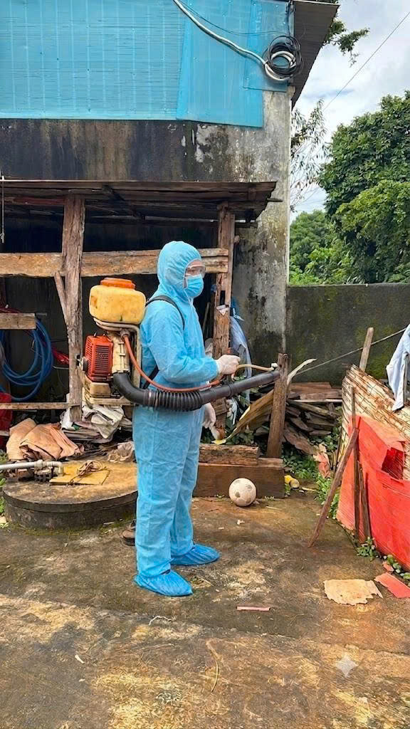 Cán bộ Y tế triển khai phun hóa chất diệt muỗi phòng, chống sốt xuất huyết tại Làng Ngó, nhằm khống chế nguy cơ lây lan dịch bệnh.