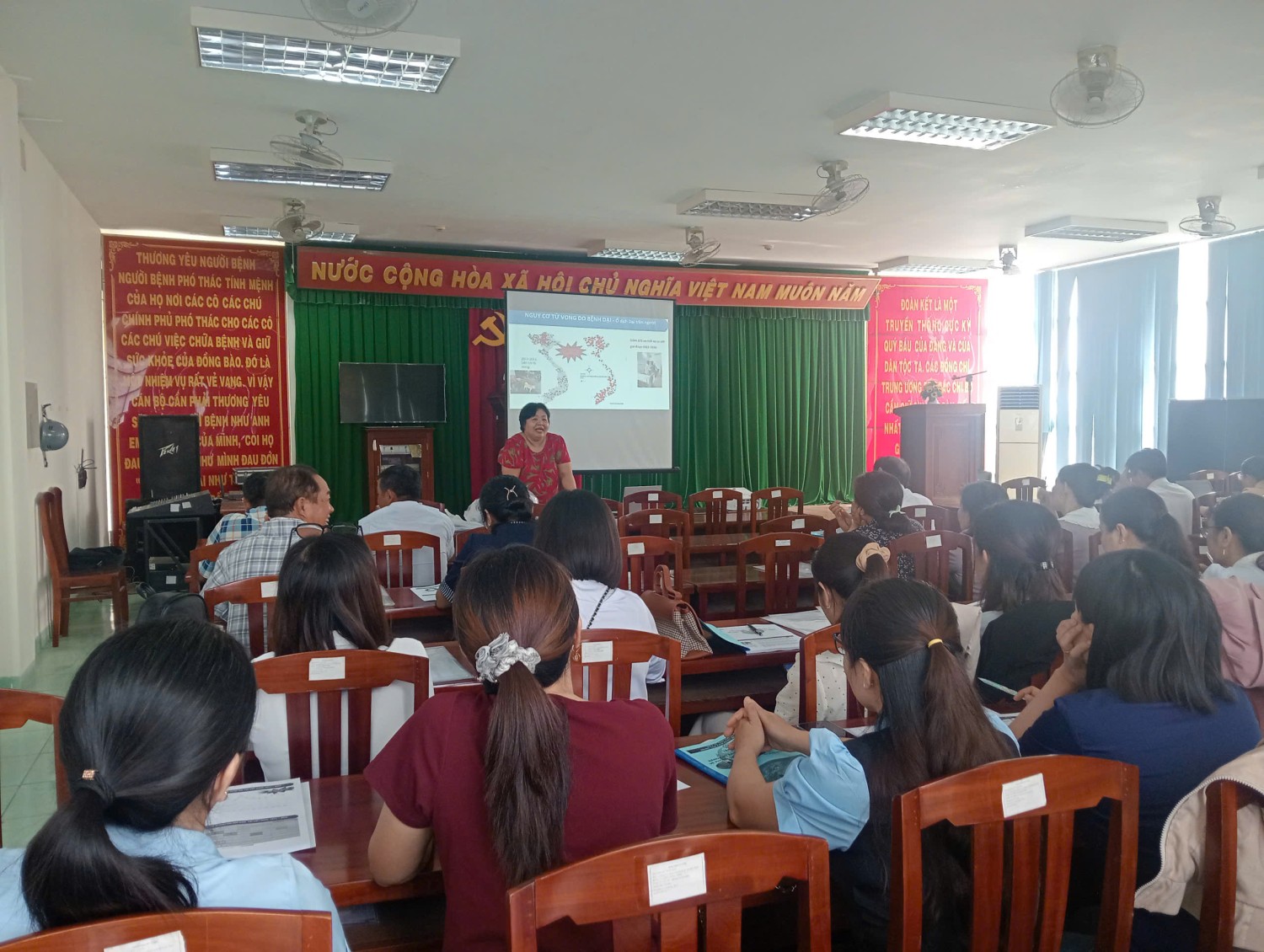 Giảng viên Trung tâm Kiểm soát bệnh tật tỉnh Gia Lai cập nhật tình hình bệnh dại và hướng dẫn các biện pháp giám sát, phòng, chống bệnh dại cho học viên tại lớp tập huấn ngày 16/9/2026 (Ảnh: Xuân Phước)