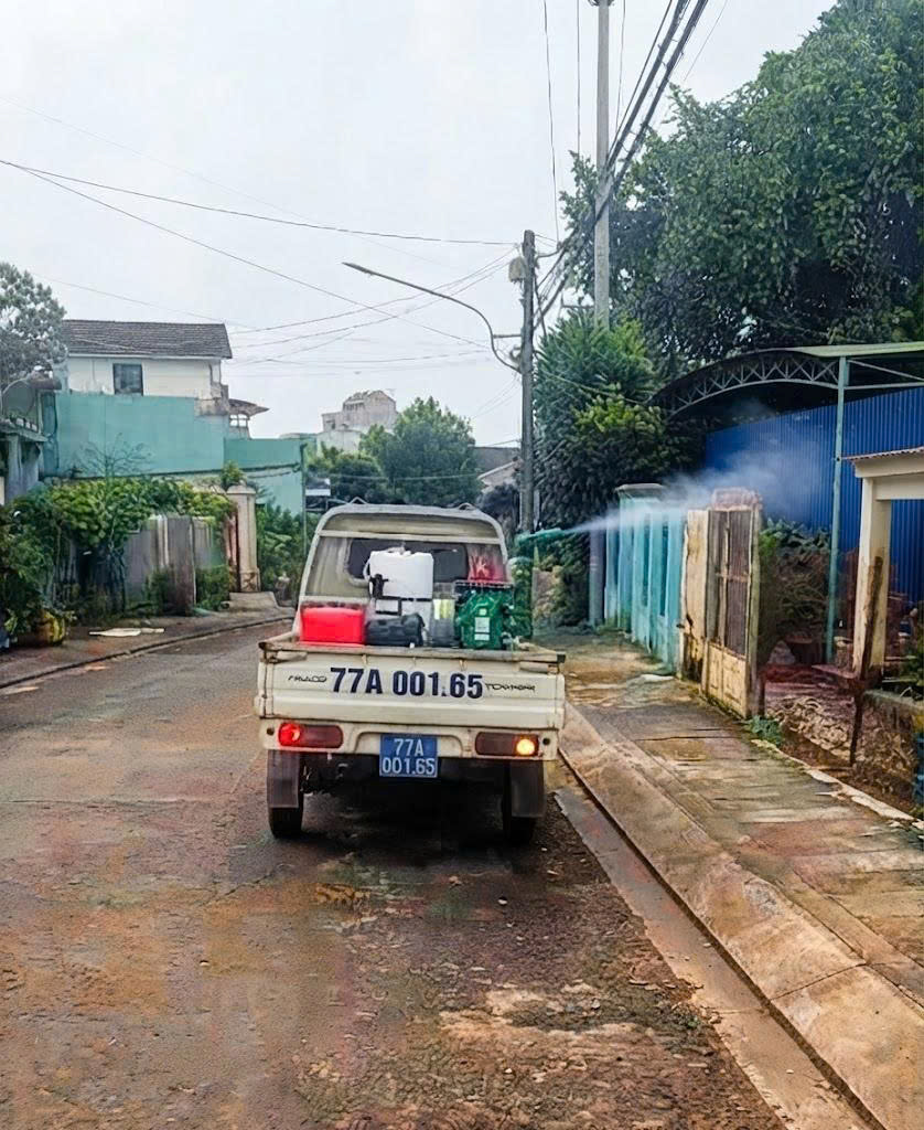 Trung tâm Kiểm soát bệnh tật tổ chứcphun hóa chất diệt muỗi bằng máy ULV cỡ lớn tại tổ 12 phường Pleiku.