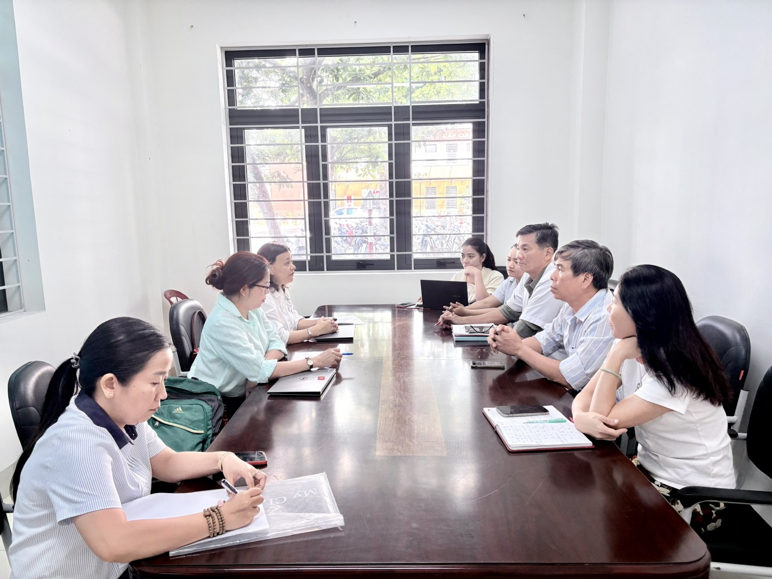 Đoàn công tác làm việc tại Trung tâm Y tế Quy Nhơn (Ảnh: Thu Phương)