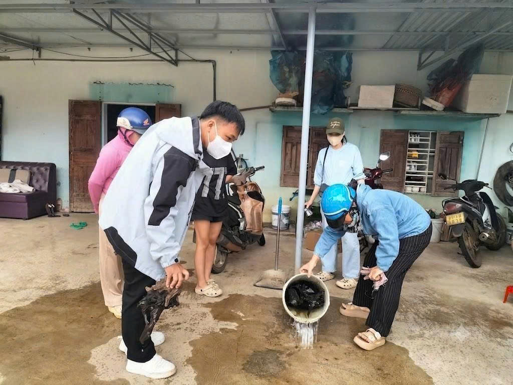 Người dân và cán bộ Trung tâm Kiểm soát bệnh tật kiểm tra, loại bỏ các vật dụng chứa nước để diệt lăng quăng, bọ gậy phòng chống sốt xuất huyết tại phường An Phú.
