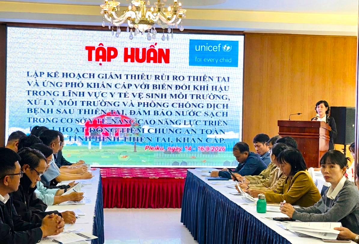 Bà Nguyễn Thị Tuyết Nga, đại diện Ban Quản lý Dự án Bạn hữu trẻ em phát biểu tại lớp tập huấn.