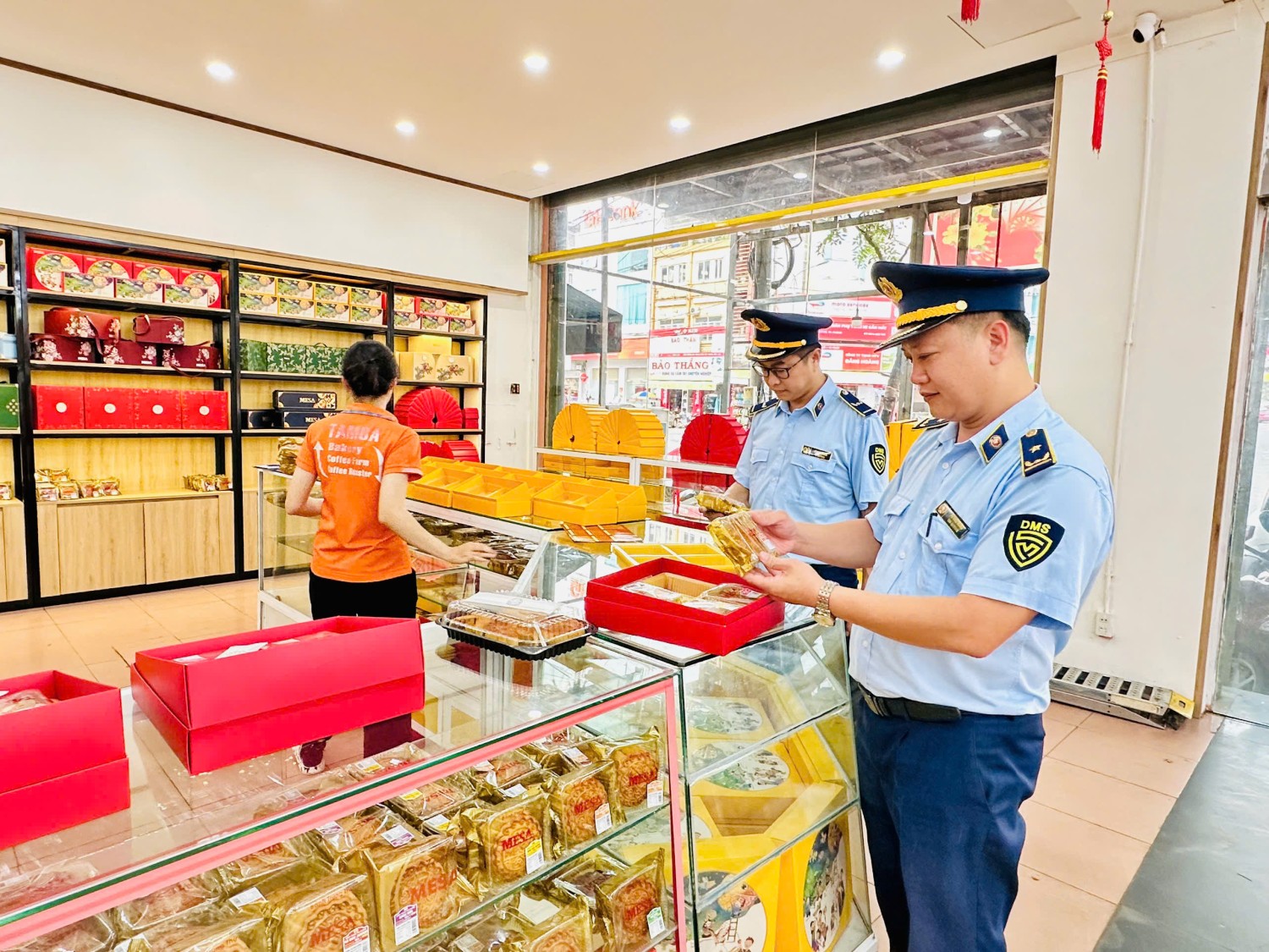 Lực lượng chức năng kiểm tra nguồn gốc xuất xứ và nhãn mác các mặt hàng thực phẩm phục vụ Tết Trung thu.