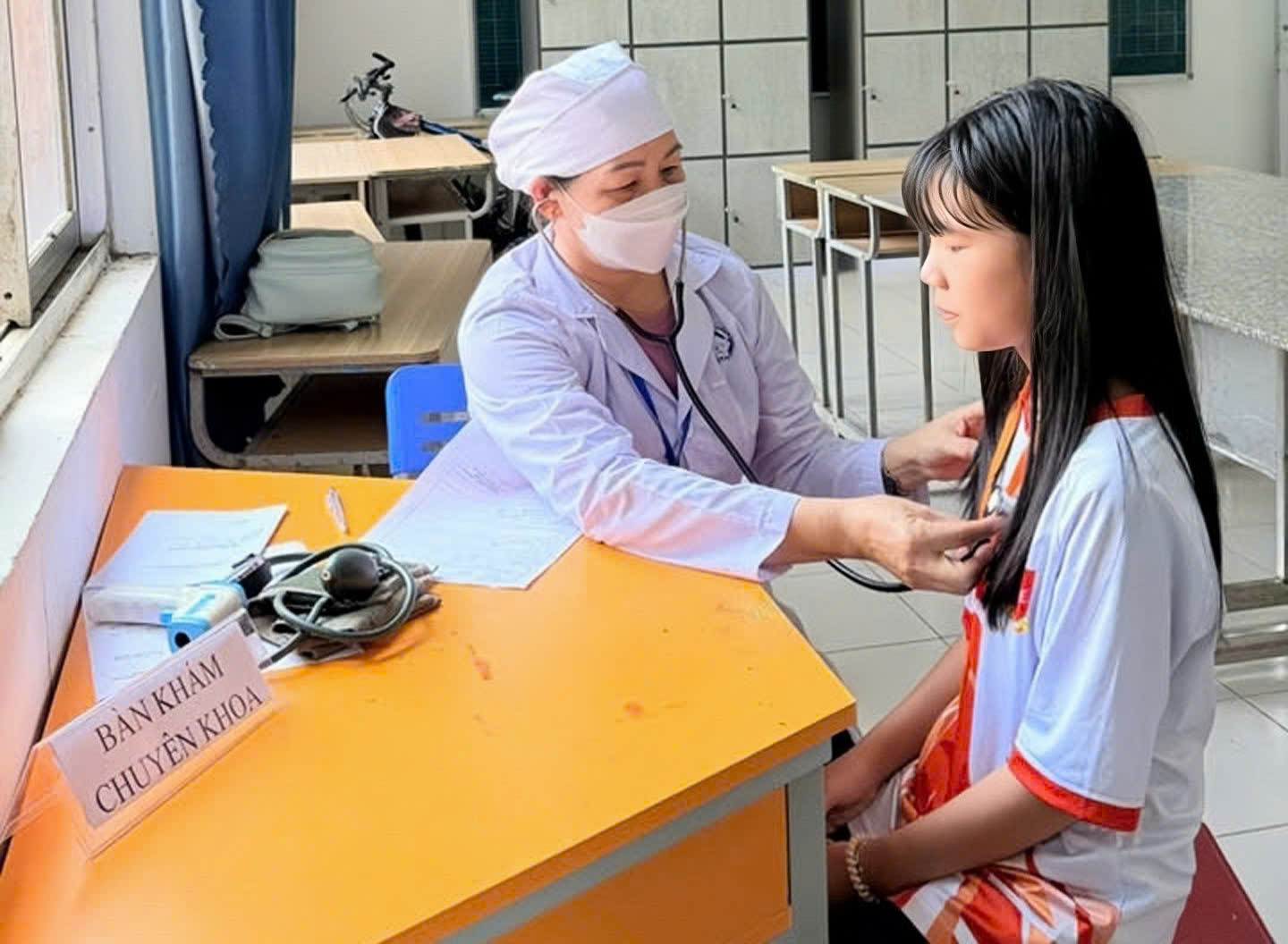 Hoạt động kiểm tra nhịp tim cho học sinh tại khu vực khám chuyên khoa.