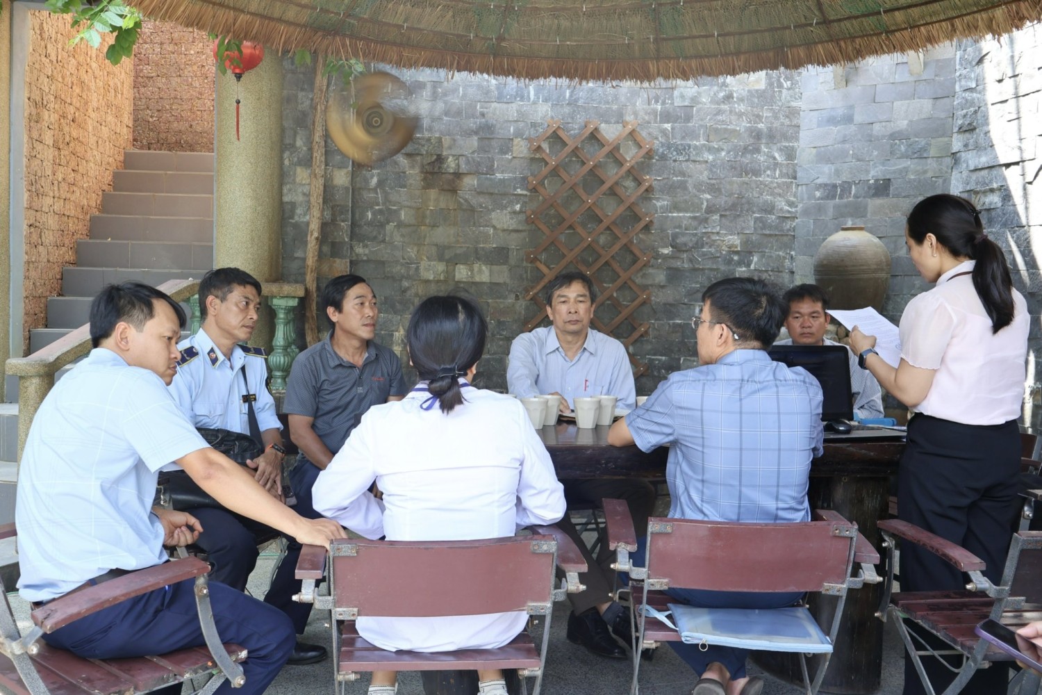 Đoàn kiểm tra làm việc tại Hộ kinh doanh Bảy Nem trên địa bàn xã Tuy Phước.