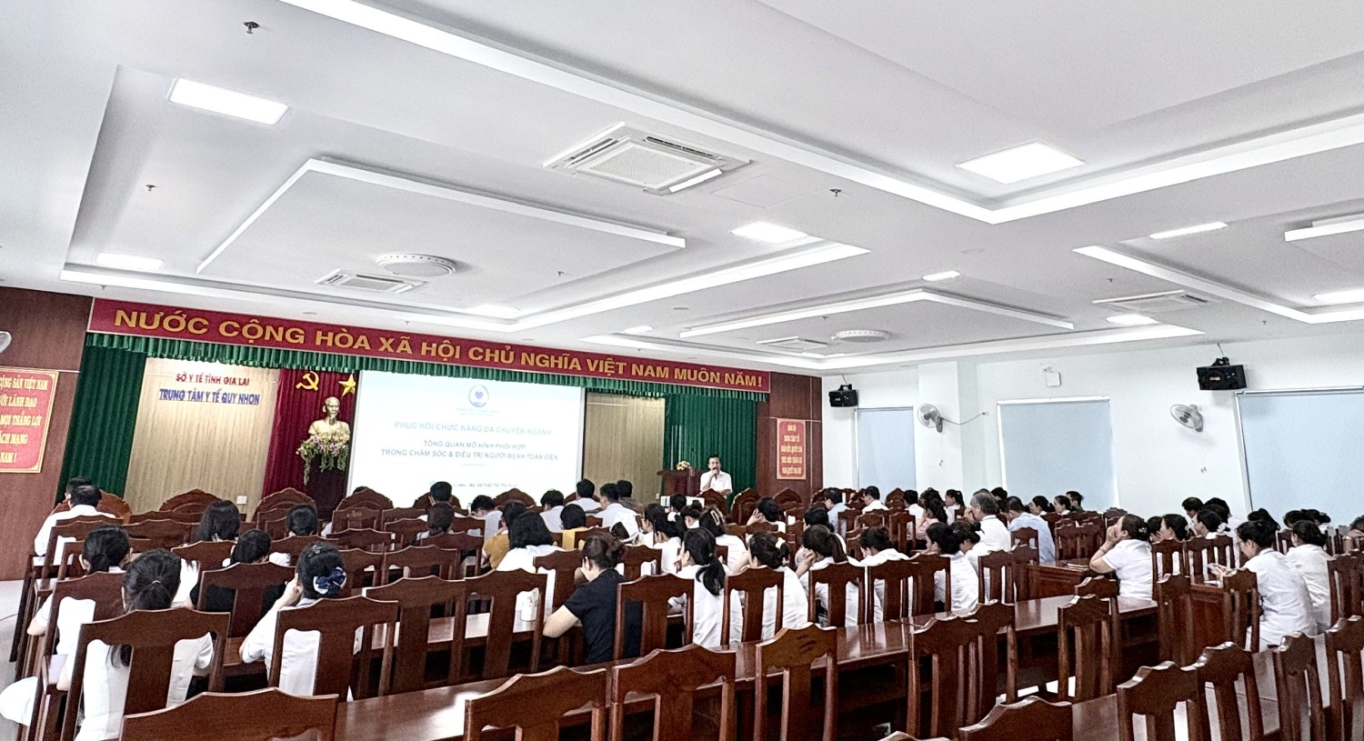 Quang cảnh buổi sinh hoạt khoa học tại Trung tâm Y tế Quy Nhơn (Ảnh: Thu Phương).